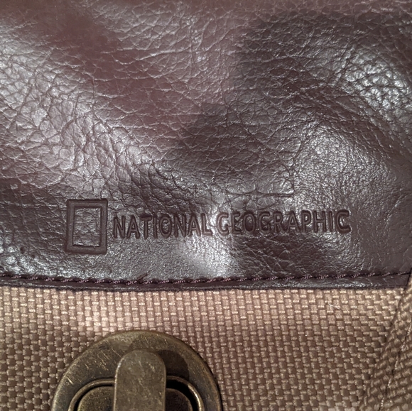 National Geographic canvas messenger bag with leather logo and luggage tag. - Picture 2 of 6